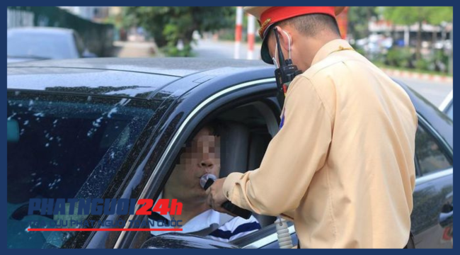 Lực lượng cảnh sát giao thông kiểm tra nồng độ cồn với tài xế. 