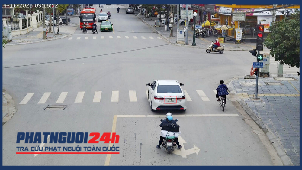 Xe ô tô vượt đèn đỏ tại ngã 4 Nguyễn Thị Minh Khai - Lê Lợi, phường Dĩnh Kế.