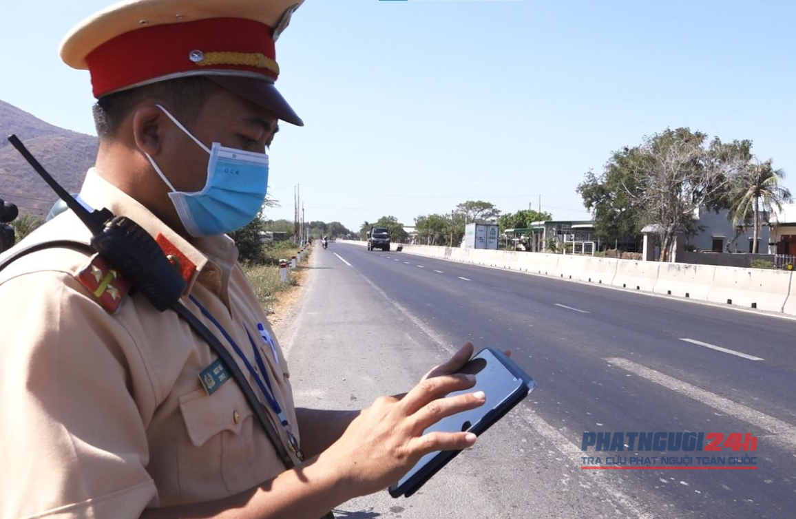 CSGT Bình Thuận xử lý vi phạm giao thông thông qua hình ảnh camera trên Quốc lộ 1 truyền đến iPad của tổ tuần tra
