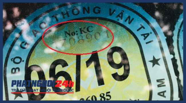 Xem số này ở tem kiểm định dán trên kính lái
