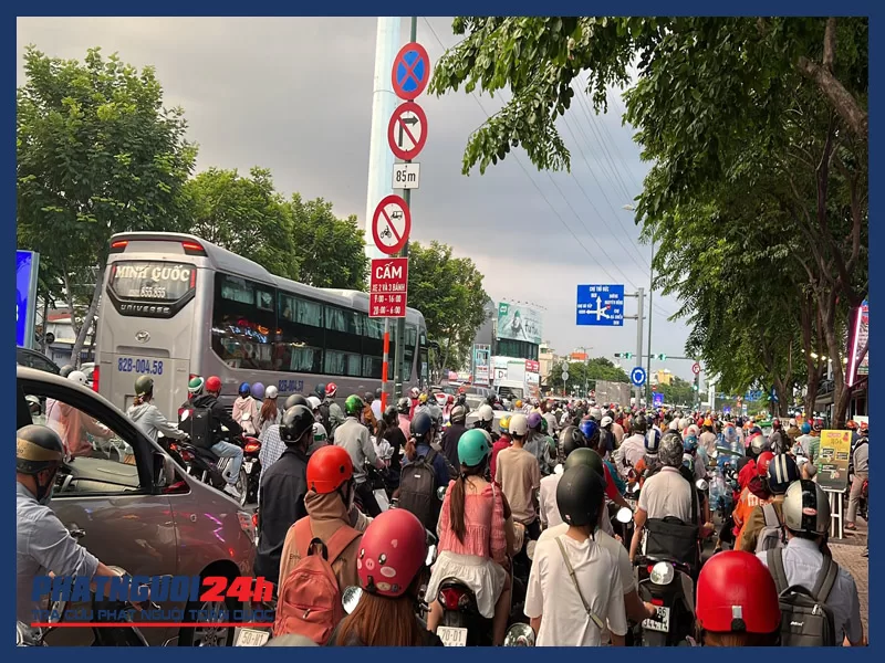 Các phương tiện ùn ứ khi chờ đèn đỏ trên đường Phạm Văn Đồng, TP.HCM. Ảnh: ĐÀO TRANG
