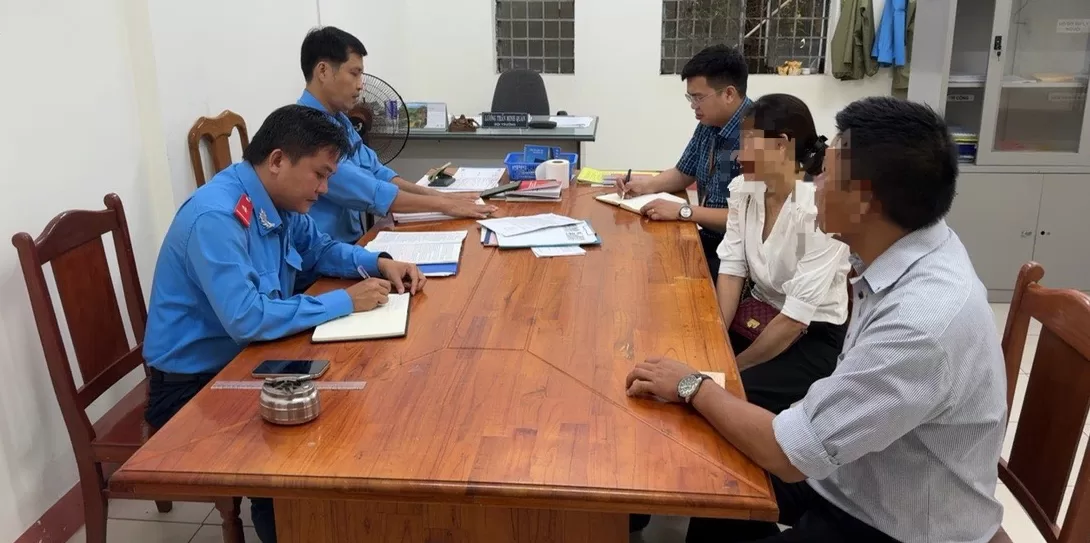 Thanh tra Sở GTVT TP Đà Nẵng lập biên bản vi phạm hành chính tài xế bị du khách Thái Lan tố chặt chém