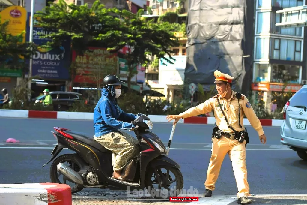 Cảnh sát giao thông xử lý trường hợp vi phạm Luật giao thông.