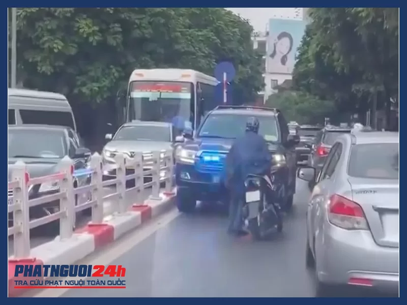 Hình ảnh người đàn ông chặn đầu xe biển xanh trên phố Trần Phú, TP Hà Nội.