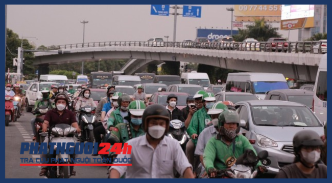 Đường Trường Sơn (đoạn trước cổng sân bay Tân Sơn Nhất, quận Tân Bình) có mật độ phương tiện lưu thông lớn vào giờ cao điểm.