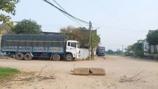 Bức xúc trước việc doanh nghiệp đưa xe tải trọng lớn vào đường nội thôn, người dân dùng các vật cản để rào chắn