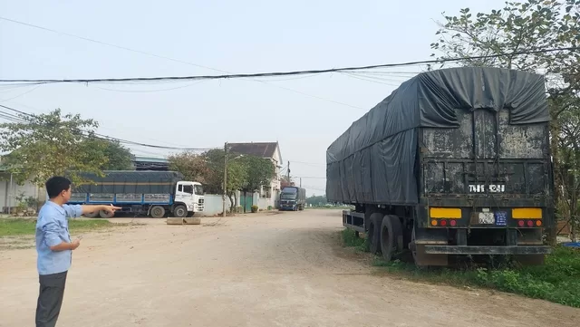 Ông Trần Công Trung và nhiều người dân xóm Rào tỏ ra bức xúc trước việc xe tải trọng lớn vào ra khu vực đường nội thôn, gây nguy hiểm cho người dân địa phương.
