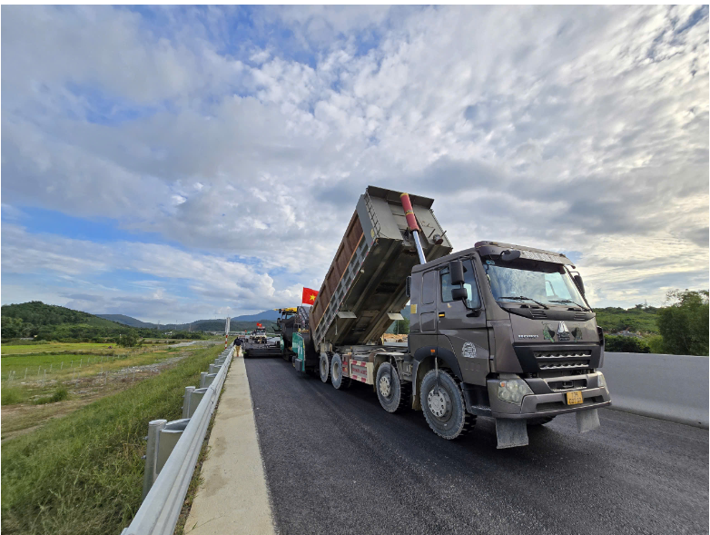 Nhiều dự án cao tốc lớn đang được thi công "3 ca, 4 kíp" để đẩy nhanh tiến độ thi công và sản lượng giải ngân vốn đầu tư công được giao.