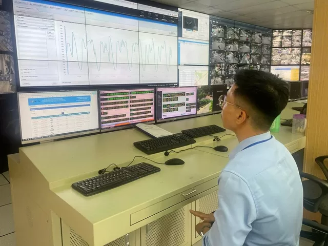 Nhân viên theo dõi camera giám sát tại Trung tâm Điều hành giao thông đô thị TP HCM - Sở Xây dựng TP HCM. Ảnh: Thu Hồng